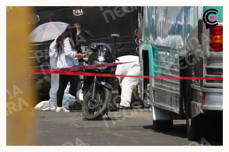 Abandonan cuerpo encobijado y entambado frente a taller de Santa María La Rivera, Puebla 