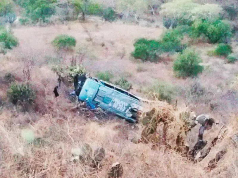 Autobús con jornaleros volcó en barranco de Coxcatlán; reportan fallecidos y lesionados