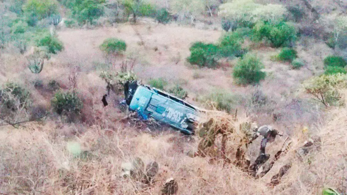 Autobús con jornaleros volcó en barranco de Coxcatlán; reportan fallecidos y lesionados