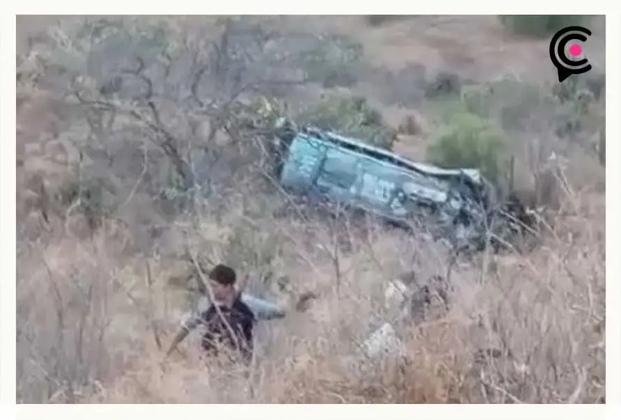 Autobús con jornaleros volcó en barranco de Coxcatlán; reportan fallecidos y lesionados