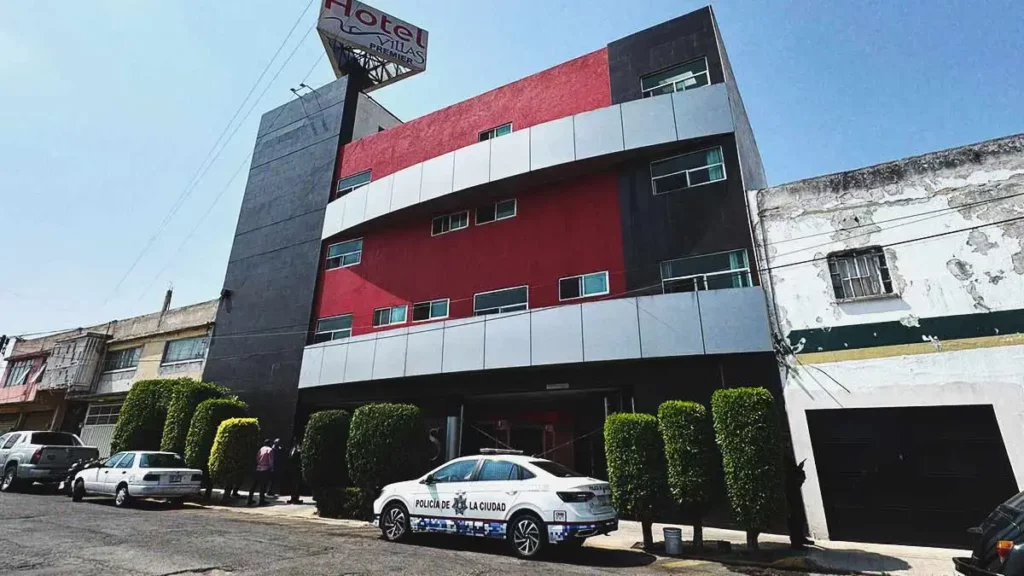 Trabajador del Hotel Villas Premier en Puebla resbaló, cayó y murió al regar las jardineras  
