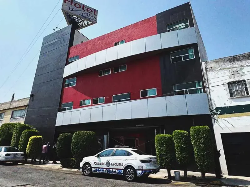 Trabajador del Hotel Villas Premier en Puebla resbaló, cayó y murió al regar las jardineras  