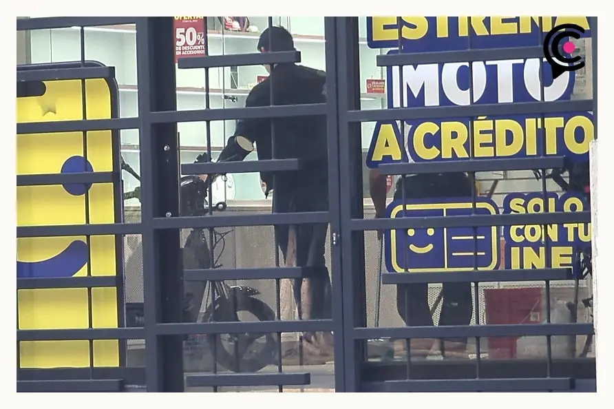 Delincuentes dan “cristalazo” y roban celulares de Macroplay en Plaza Dorada, Puebla