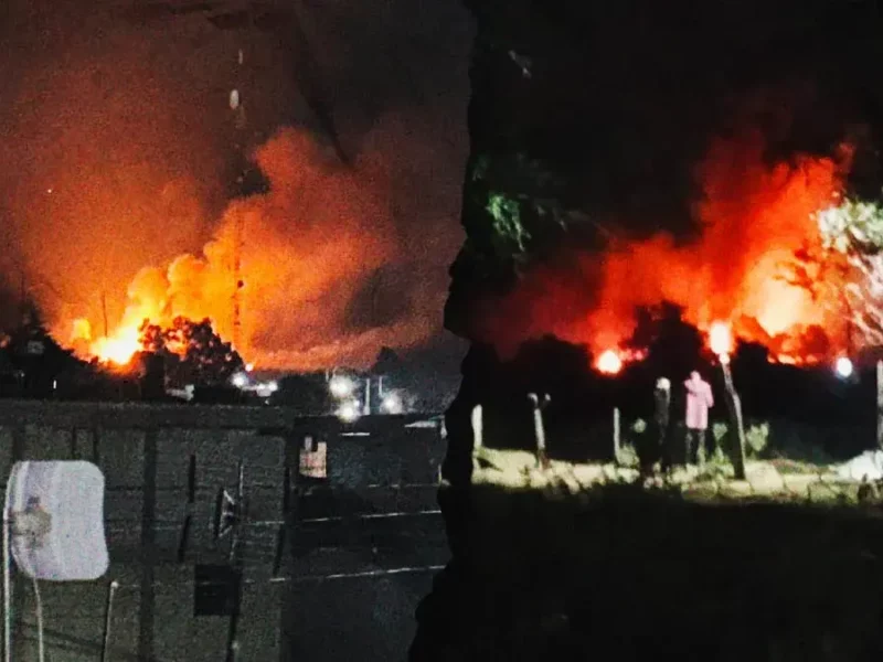 Explosión de dos pipas de huachigas en Tlahuapan deja un muerto y cuatro heridos