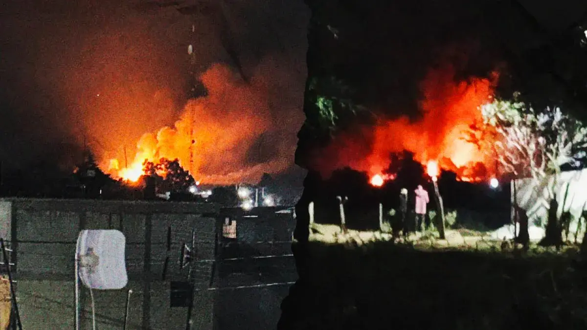 Explosión de dos pipas de huachigas en Tlahuapan deja un muerto y cuatro heridos
