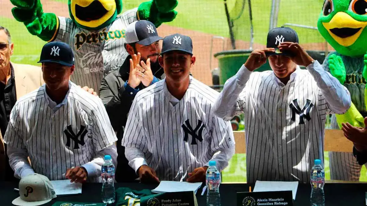 Yankees firma a peloteros de la Academia de Pericos de Puebla