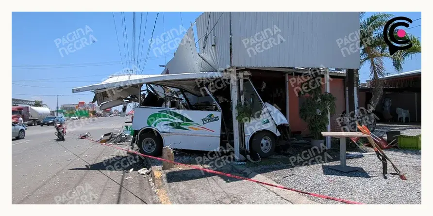 Tractocamión chocó contra local de carnitas, microbús de Ruta Pericos y camionetas en Amozoc, Puebla