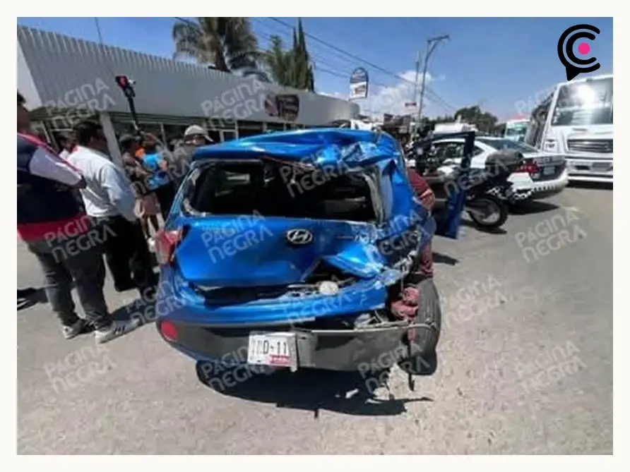 Tractocamión chocó contra local de carnitas, microbús de Ruta Pericos y camionetas en Amozoc, Puebla