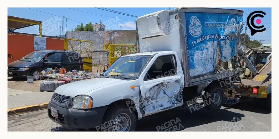 Tractocamión chocó contra local de carnitas, microbús de Ruta Pericos y camionetas en Amozoc, Puebla
