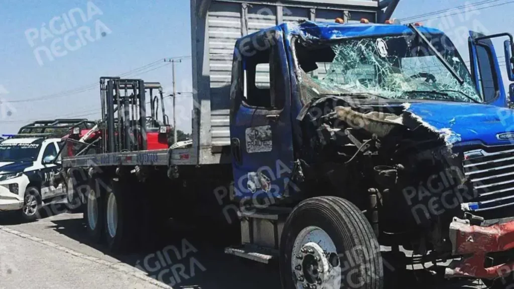 Tractocamión chocó contra local de carnitas, microbús de Ruta Pericos y camionetas en Amozoc, Puebla