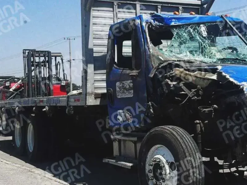 Tractocamión chocó contra local de carnitas, microbús de Ruta Pericos y camionetas en Amozoc, Puebla