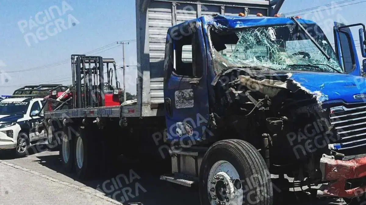 Tractocamión chocó contra local de carnitas, microbús de Ruta Pericos y camionetas en Amozoc, Puebla