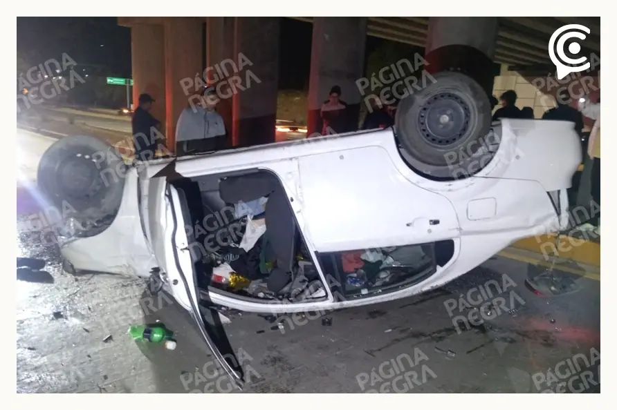 Choque y volcadura dejó dos heridos en Vía Atlixcáyotl, Puebla; conductor manejaba borracho