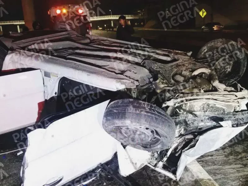 Choque y volcadura dejó dos heridos en Vía Atlixcáyotl, Puebla; conductor manejaba borracho
