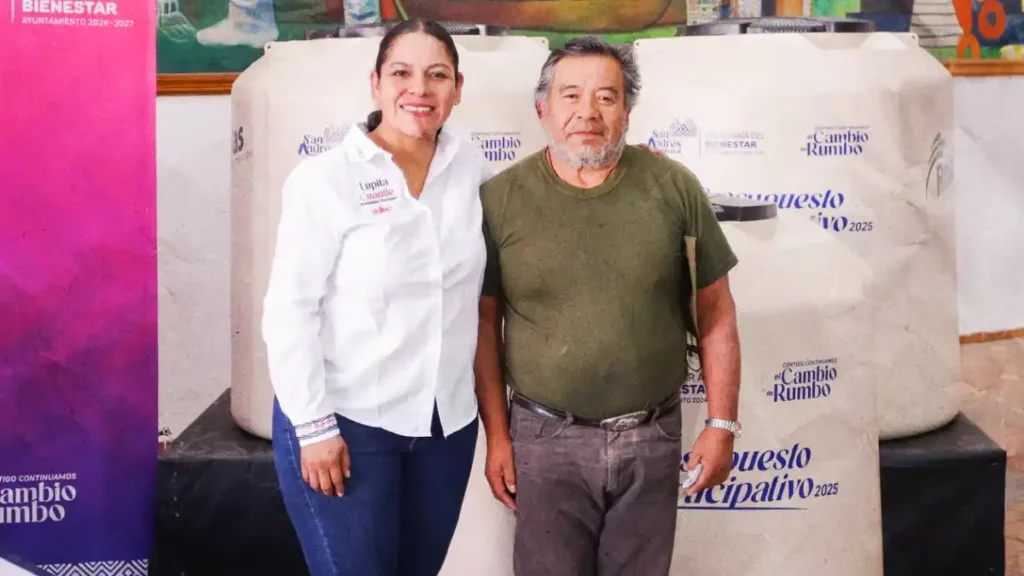 Mejora Lupita Cuautle condiciones de vida en San Andrés con entrega de tinacos