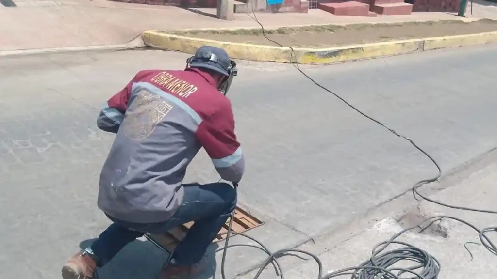 Personal de la Dirección de Servicios Públicos arregla coladera en el Paseo de la Barranca