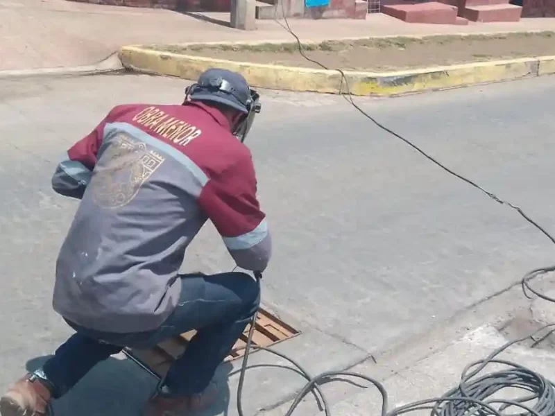 Personal de la Dirección de Servicios Públicos arregla coladera en el Paseo de la Barranca
