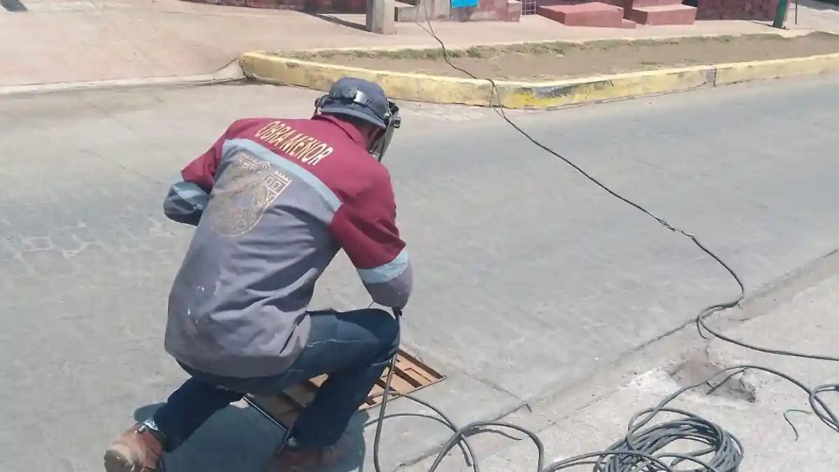 Personal de la Dirección de Servicios Públicos arregla coladera en el Paseo de la Barranca