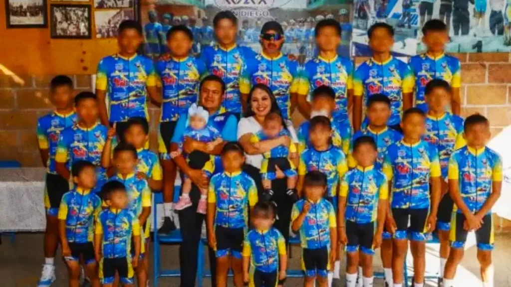 Entrega Tonantzin Fernández uniformes a jóvenes promesas del ciclismo en Cuachayotla