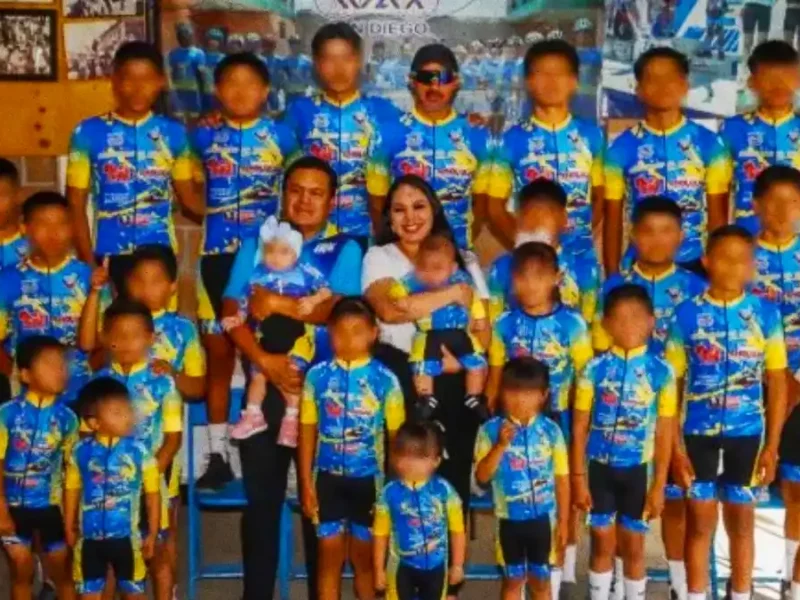 Entrega Tonantzin Fernández uniformes a jóvenes promesas del ciclismo en Cuachayotla