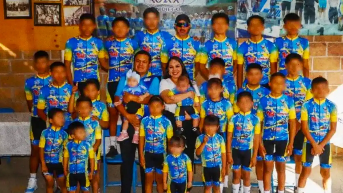 Entrega Tonantzin Fernández uniformes a jóvenes promesas del ciclismo en Cuachayotla