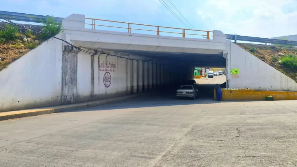 Gobierno Municipal rehabilitará drenaje pluvial del bajo puente de la autopista en Hueyatzacoalco