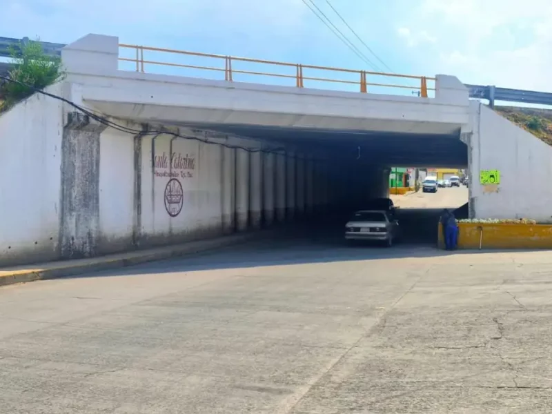 Gobierno Municipal rehabilitará drenaje pluvial del bajo puente de la autopista en Hueyatzacoalco