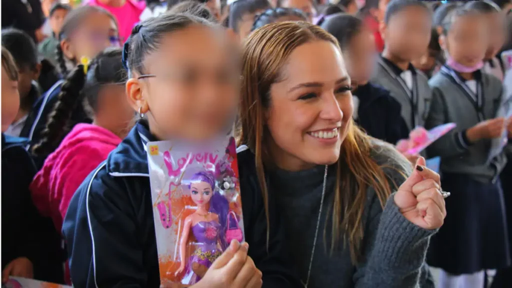 Shamy Spezia lleva alegría a niñas y niños de Huejotzingo con entrega de juguetes