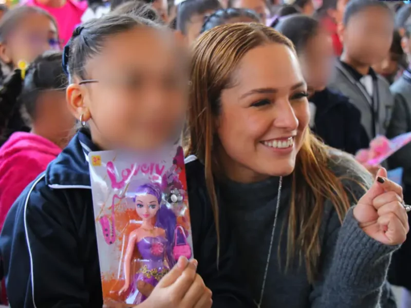 Shamy Spezia lleva alegría a niñas y niños de Huejotzingo con entrega de juguetes