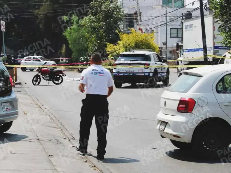 Auto corta circulación y causa accidente con motociclista en Prados Agua Azul, Puebla; mujer copiloto murió