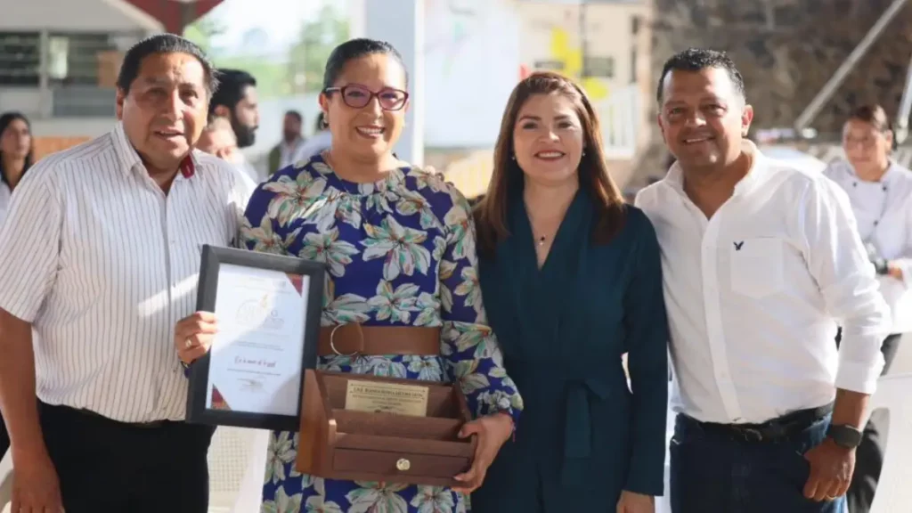 Bety Sánchez reconoce la labor de docentes de Zacatlán; así festejó con más de mil 600