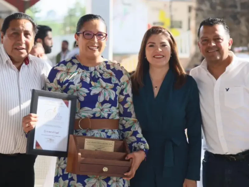 Bety Sánchez reconoce la labor de docentes de Zacatlán; así festejó con más de mil 600