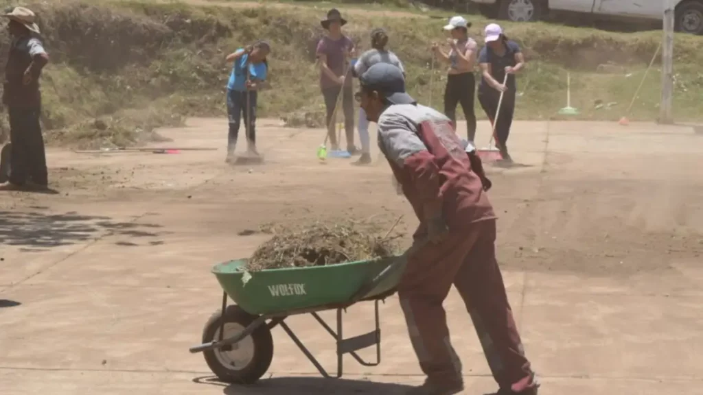 Jóvenes y vecinos de Tlalixtlipa hacen #TequioPorLaPaz; limpian espacio deportivo