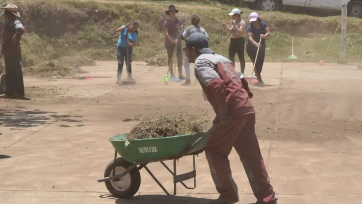 Jóvenes y vecinos de Tlalixtlipa hacen #TequioPorLaPaz; limpian espacio deportivo