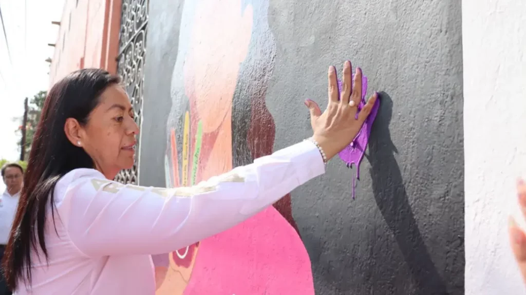 En Atlixco, Ariadna Ayala se suma la pinta de los murales por la paz y la dignidad de las víctimas