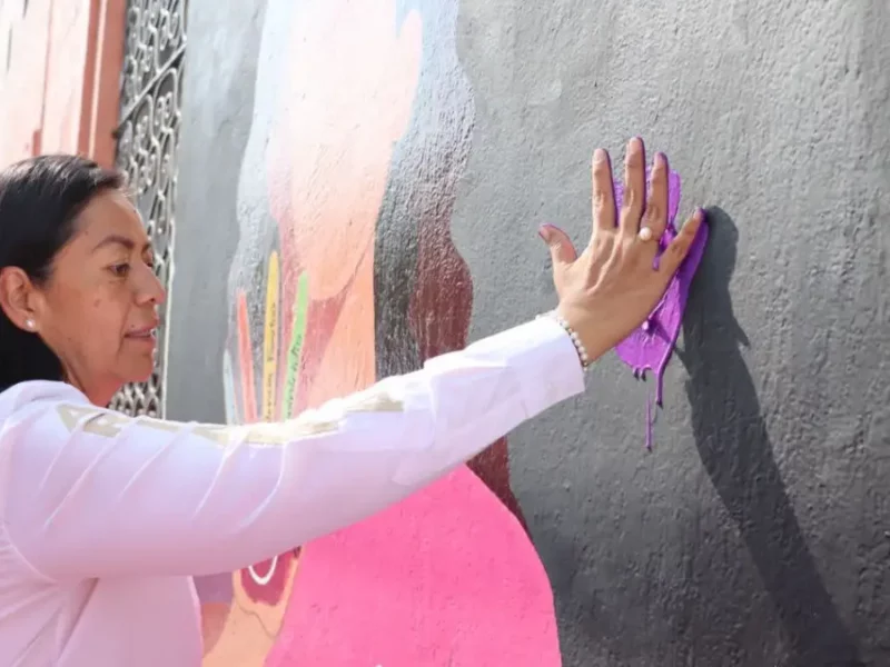 En Atlixco, Ariadna Ayala se suma la pinta de los murales por la paz y la dignidad de las víctimas