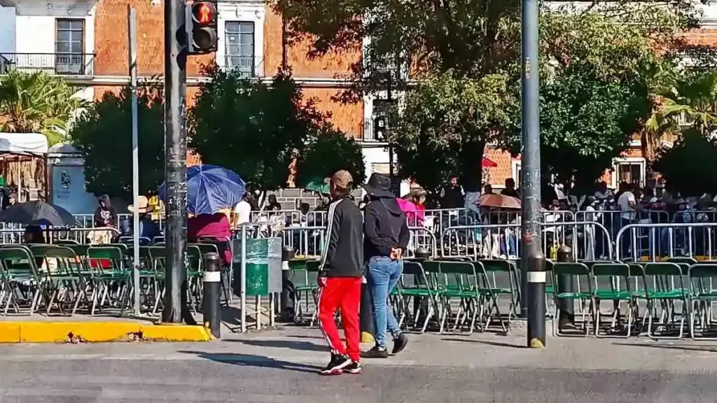Denuncian cobro de sillas en Desfile 5 de Mayo en Puebla; asistentes pelean por lugares