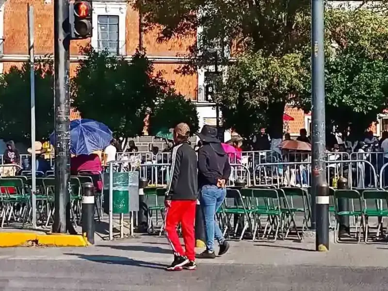 Denuncian cobro de sillas en Desfile 5 de Mayo en Puebla; asistentes pelean por lugares
