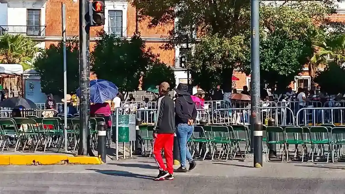 Denuncian cobro de sillas en Desfile 5 de Mayo en Puebla; asistentes pelean por lugares