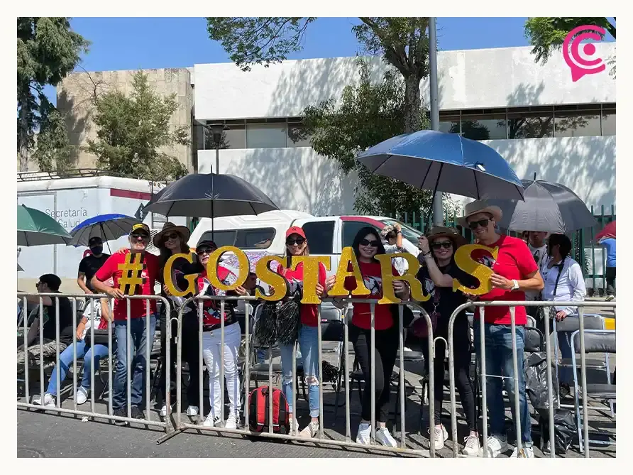 Con porras y pancartas, asistentes disfrutaron del Desfile 5 de Mayo en Puebla