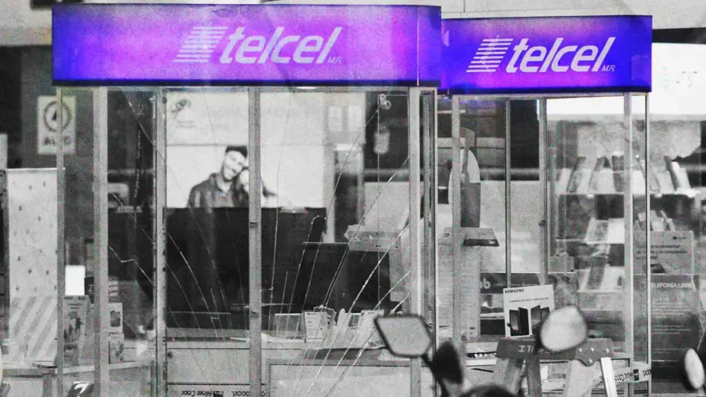 Delincuentes roban 100 celulares de tienda Telcel en la colonia El Cristo, Puebla