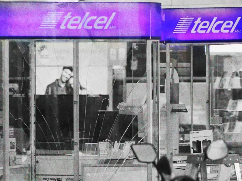 Delincuentes roban 100 celulares de tienda Telcel en la colonia El Cristo, Puebla