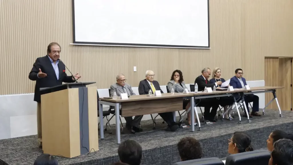 Reconocen a docentes en Congreso por su amplia y destacada labor
