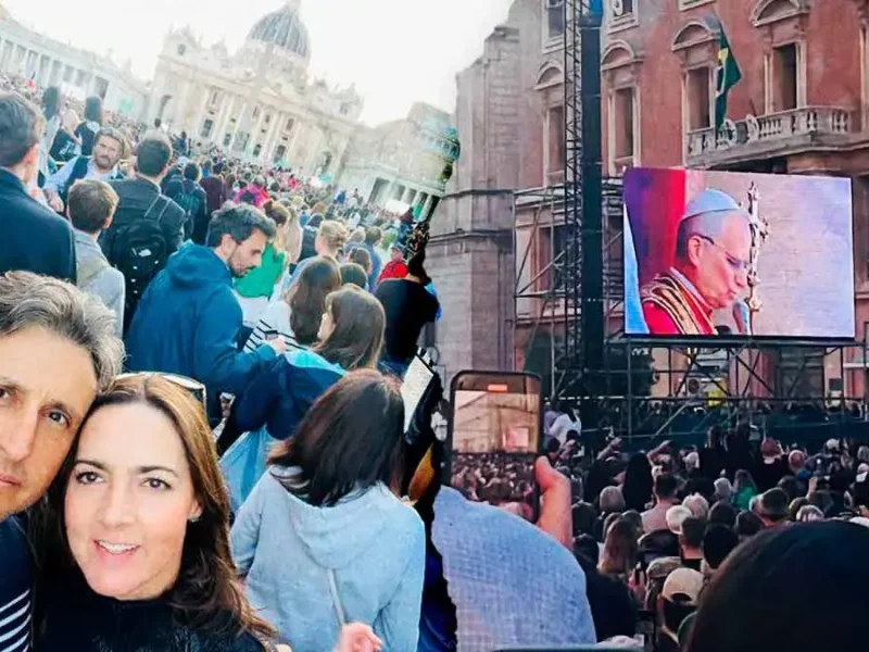 José Juan Espinosa presume fotos en la presentación del Papa León XIV en El Vaticano