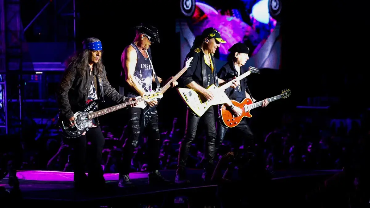 Scorpions desata locura en la Feria de Puebla 2025; fanáticos derriban vallas para ingresar al concierto  