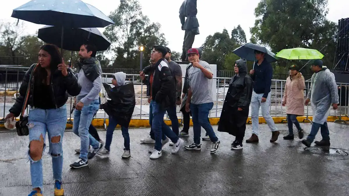 Lluvia, desorden y largas filas previo a concierto The Killers en Feria de Puebla 2025  