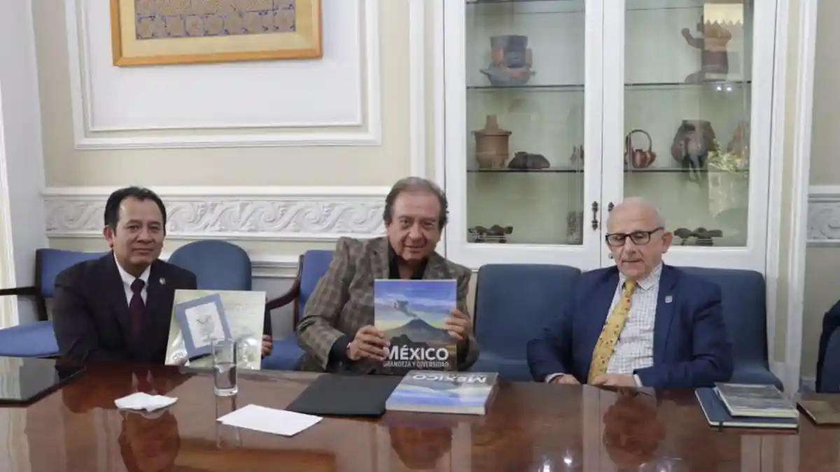 Recibe Congreso del Estado réplica de la Constitución de 1824