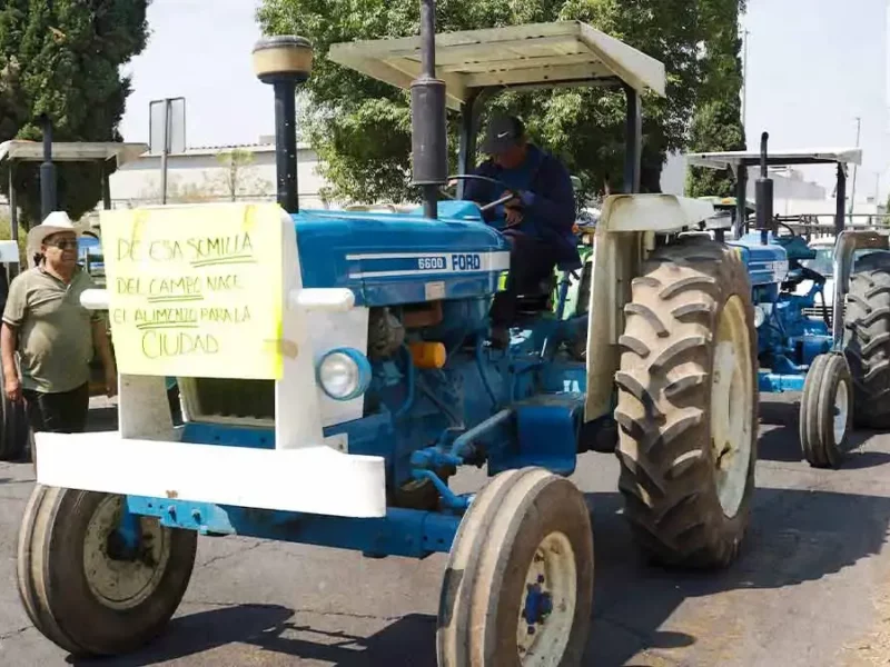 Campesinos de Puebla realizaron manifestación a bordo de tractores contra el SAT 