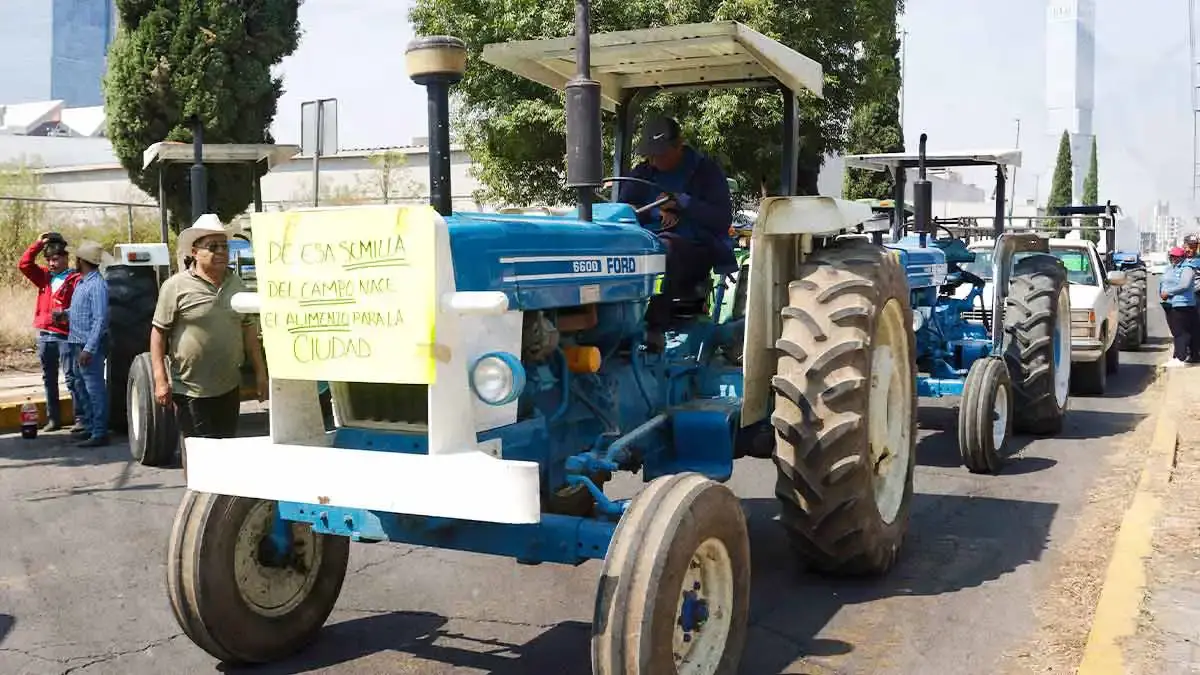 Campesinos de Puebla realizaron manifestación a bordo de tractores contra el SAT 