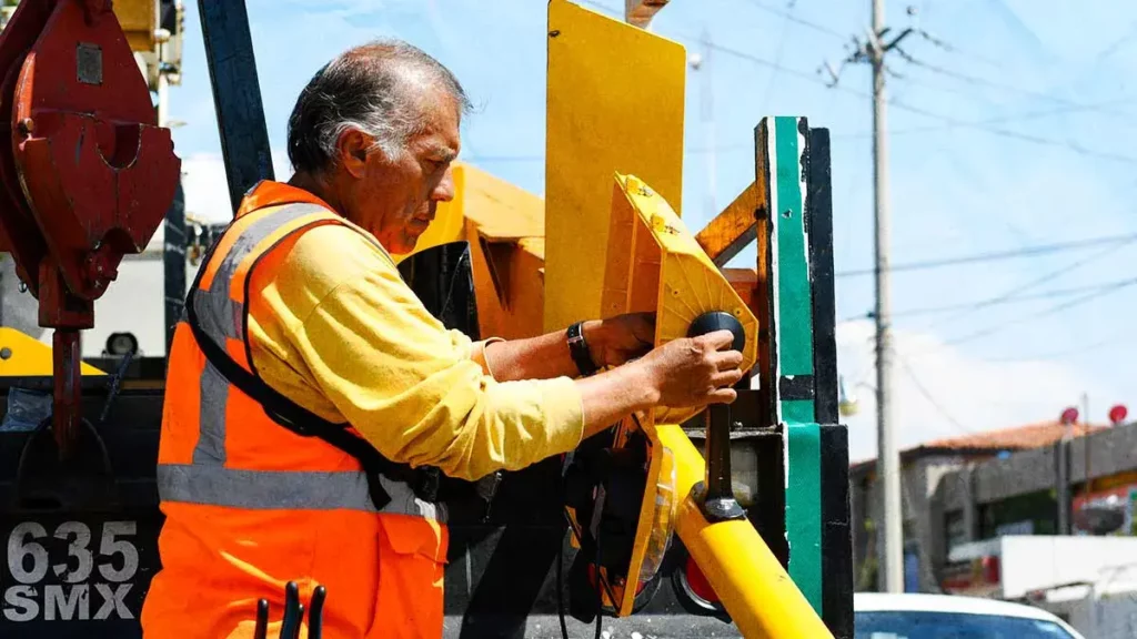 Ayuntamiento de Puebla moderniza su red de semáforos; hará inversión clave para la movilidad en 2025